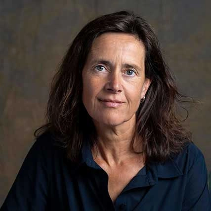 Portret van Alieke Esterik van Happy Brain Clinics tegen een neutrale achtergrond.
