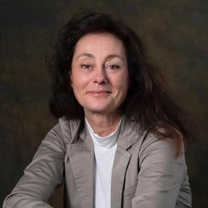 Portret van Jessica Wilms van Happy Brain Clinics tegen een neutrale achtergrond.