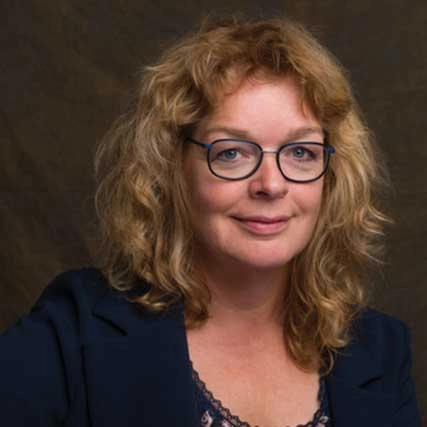 Portret van Marian de Waal van Happy Brains Clinics tegen een neutrale achtergrond.